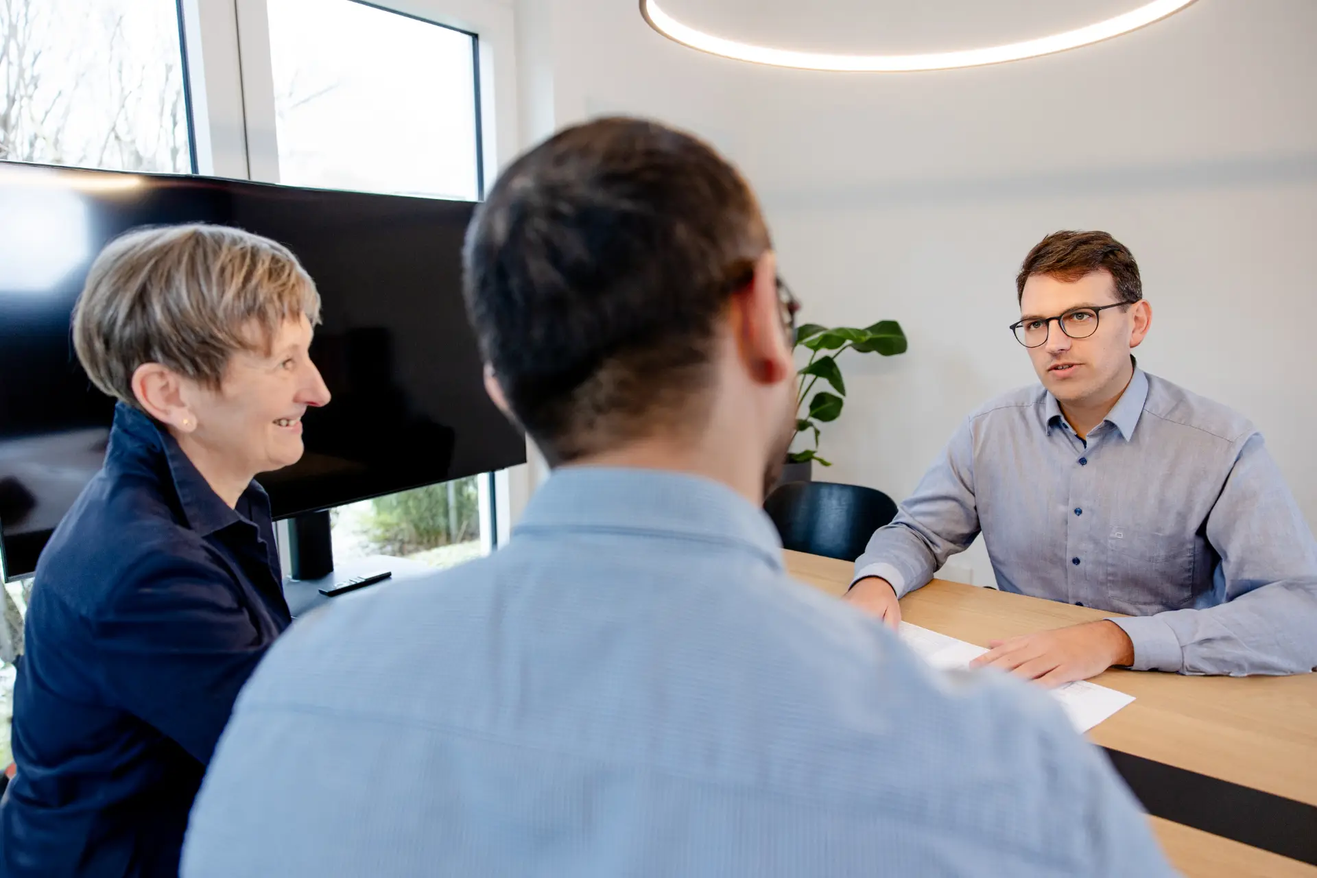 Besprechung am Konferenztisch im Büro von IB Schmidt