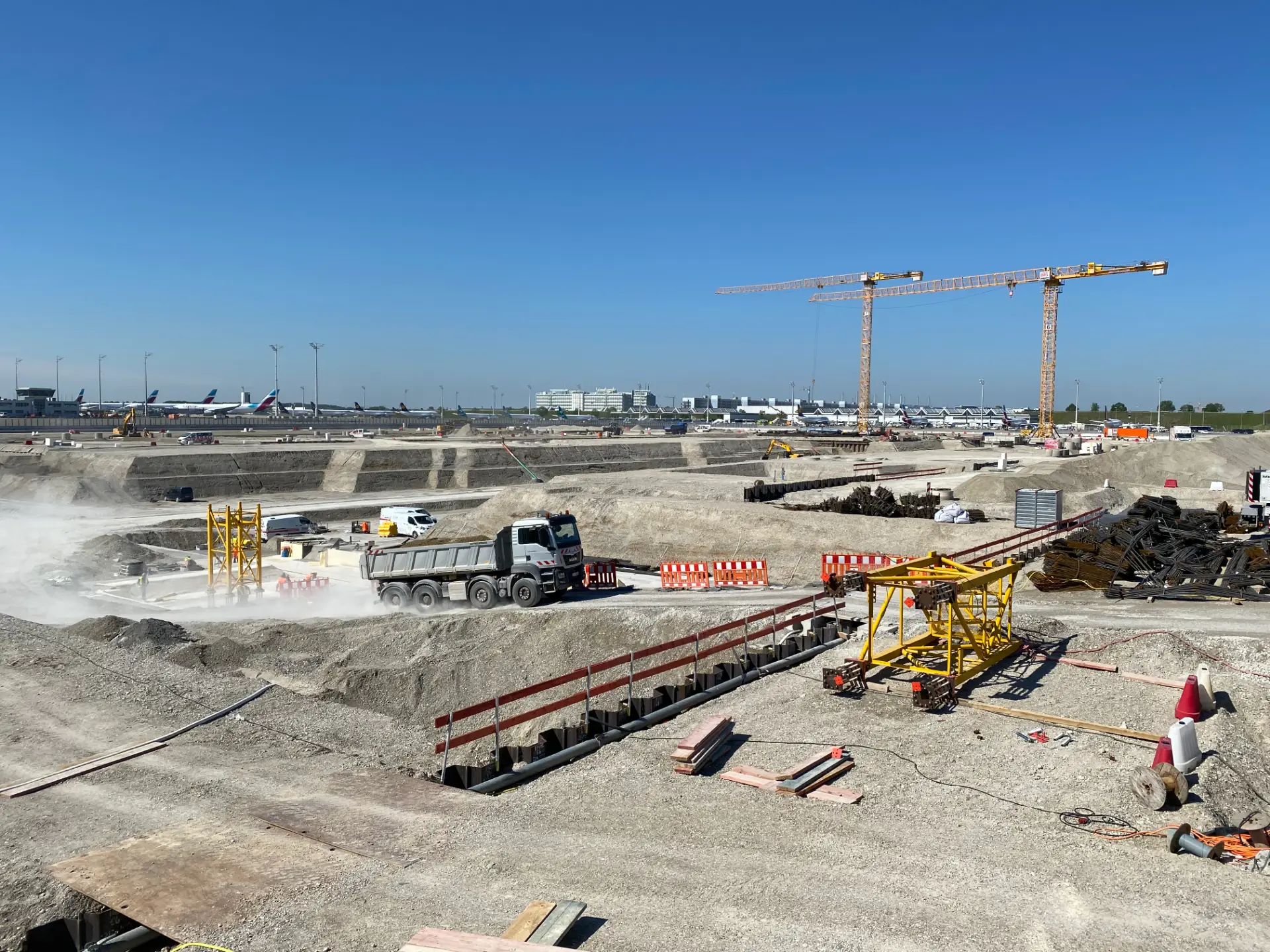 Rohbau-Baustelle: Betonskelett mit Kran und Schalung